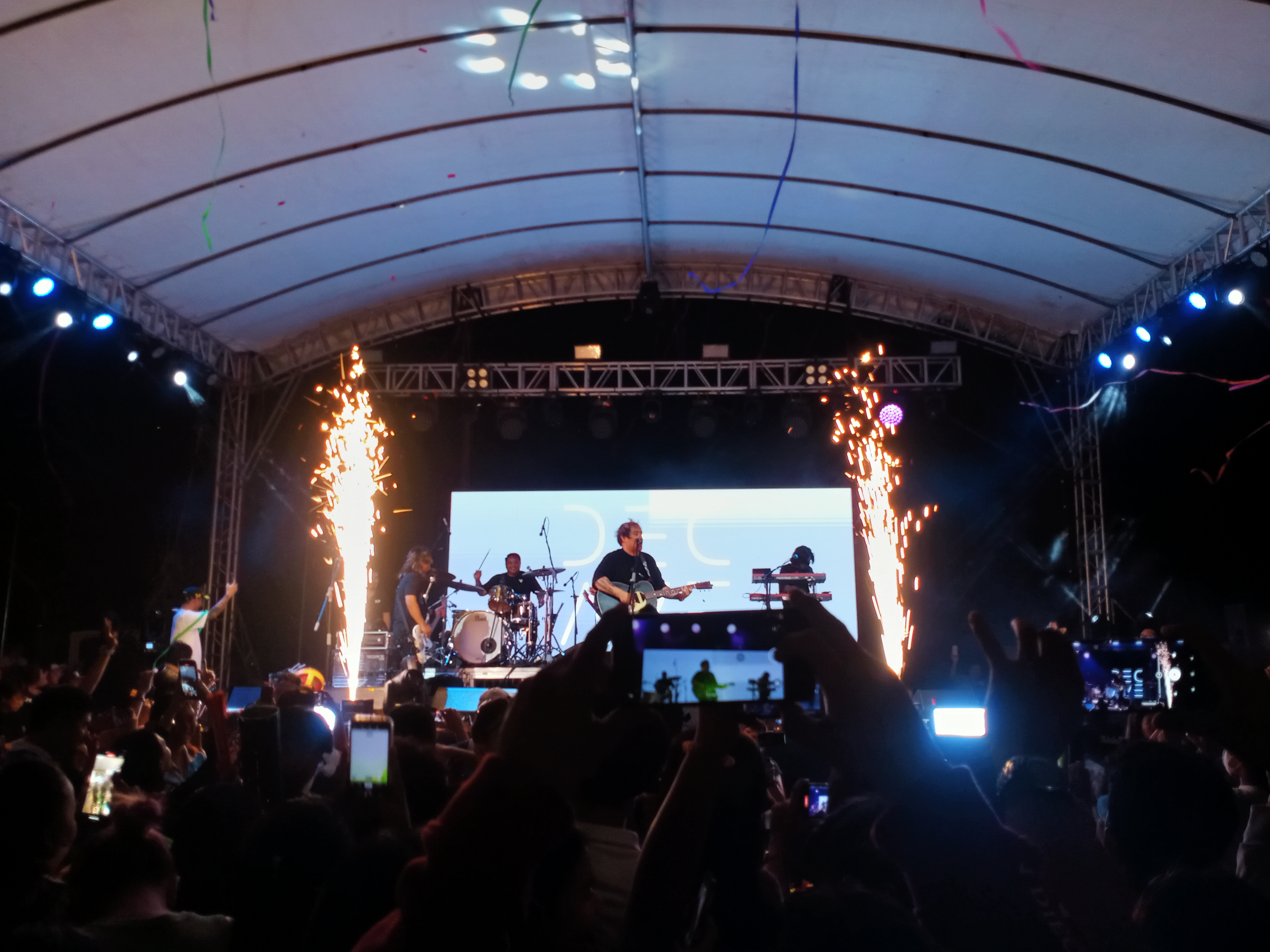 Photo 1 : December Avenue